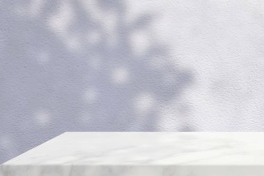 Mavi Beton Duvarda Işık Işını, Gölge ve Spotlight ile Beyaz Mermer Masa Köşesi, Ürün Sunum Arkaplanı, Görünüm ve Moda İçin Uygun.