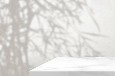 Beyaz Mermer Masa Köşesi Işık Işınla, Japon Bambu Ağacının Gölgesi ve Beyaz Beton Duvardaki Sahne Işığı, Ürün Sunumu, Görünüşü ve Moda İçin Uygun.