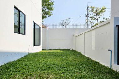 Yeni Ev 'in Yan Bahçesi.