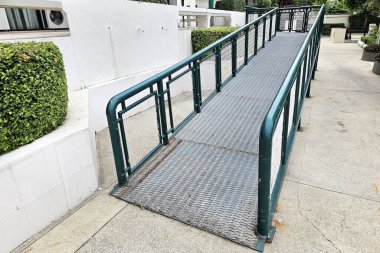 Uzun Metal Tekerlekli Sandalye Rampasını kapat.
