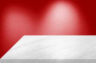 Kırmızı Beton Duvarda Spotlight 'ı olan en az Beyaz Mermer Masa Köşesi, Ürün Sunum Arkaplanı, Görünüm ve Moda İçin Uygun.