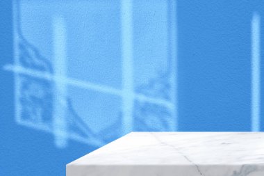 Mavi Beton Duvardaki Vintage Window 'dan Işık Işını, Gölge ve Spotlight ile Beyaz Mermer Masa Köşesi, Ürün Sunum Arkaplanı, Görünüm ve Moda İçin Uygun.