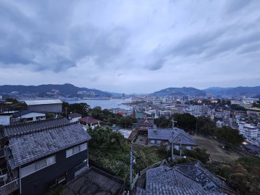 Nagasaki, Japonya - 16 Kasım 2023: Nagasaki 'nin ünlü bir Nagasaki simgesi olan Glover Skyroad' dan Gece Manzarası.