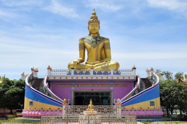 Samut Sakhon, Tayland - 7 Temmuz 2024: Wat Laem Suwannaram Tapınağı 'nda Büyük Altın Budha Görüntüsü Tha Chalom' un ünlü simgesi Samut Sakhon.