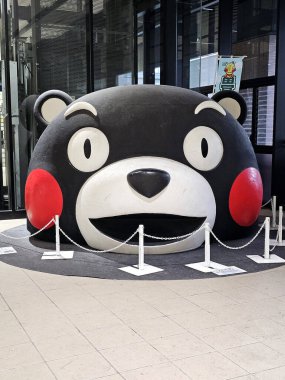 Kumamoto, Japonya - 17 Kasım 2023: Kumamoto İstasyonu 'nun büyük Kumamon başkanı. Japonya 'da ünlü bir maskottur..