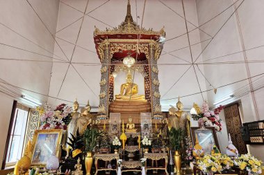 Bangkok, Tayland - 07 Temmuz 2024: Wat Khanika Phon Tapınağı 'nda antik altın Buda resmi.