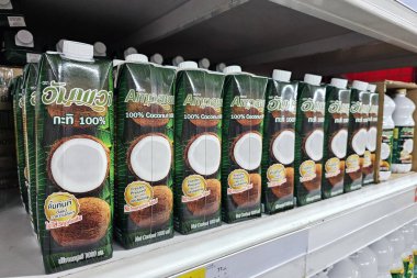Bangkok, Tayland - 24 Temmuz 2024: Süpermarket rafında Ampawa hindistan cevizi sütü. Ampawa Tayland 'da hindistan cevizi sütü için ünlü bir markadır..