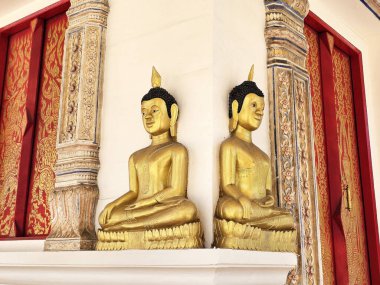 Samut Sakhon, Tayland - 07 Temmuz 2024: Wat Laem Suwannaram Tapınağı 'nda Altın Budha Görüntüsü Tha Chalom' un ünlü simgesi Samut Sakhon.