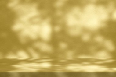 Beton Duvardaki Doğa Gölgesi Altında Altın Stucco Masası Kozmetik Ürün Sunum Arkaplanı, Görünüm ve Moda İçin Uygun.