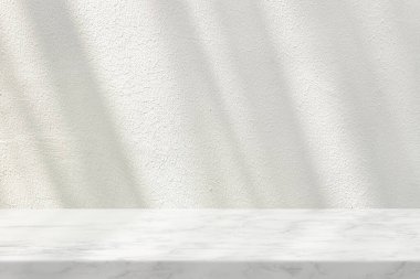 Beyaz Stucco Duvarlı Mermer Masa Işık Işını ve Gölgesi Arkaplanı, Ürün Sunumu, Görünüm ve Moda İçin Uygun.