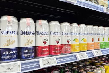 Bangkok, Tayland - 15 Ağustos 2024: Hoegaarden birası mağazanın rafında. Hoegaarden Bira Fabrikası 1966 'da Belçika' nın Hoegaarden şehrinde kuruldu..