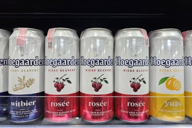 Bangkok, Tayland - 15 Ağustos 2024: Hoegaarden birası mağazanın rafında. Hoegaarden Bira Fabrikası 1966 'da Belçika' nın Hoegaarden şehrinde kuruldu..