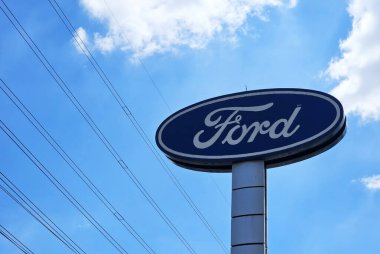 Bangkok, Tayland - 15 Ağustos 2024: Ford işareti. Ünlü bir çokuluslu otomobil üreticisi, 16 Haziran 1903 'te kuruldu..