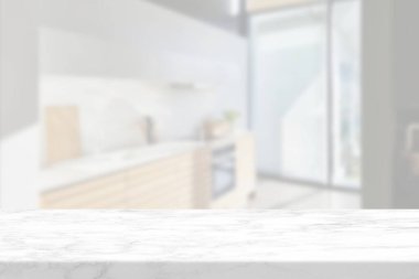 Beyaz Bulanık Modern Mutfak Arkaplanlı Mermer Masa, Ürün Sunumu, Görünüm ve Moda İçin Uygun.