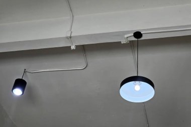 Tavan arasında asılı lamba..