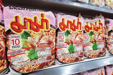 Bangkok, Tayland - 30 Ağustos 2024: Mama Tom Yum rafta. Tayland 'da 1972' de Tayland Devlet Başkanı Gıda tarafından kurulan ünlü bir hazır eriştedir..
