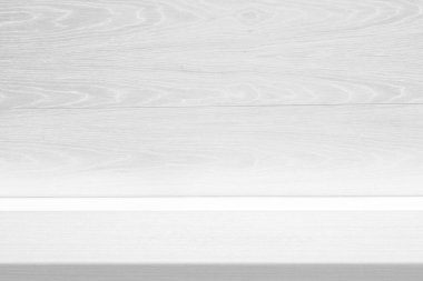 Aydınlatılmış Işık ve Ahşap Duvarlı Beyaz Tahta Masa, Kozmetik Ürün Sunum Arkaplanı, Görünüm ve Moda İçin Uygun.