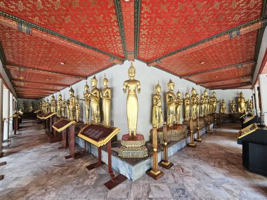 Bangkok, Tayland - 11 Haziran 2024: Wat Pho Tapınağının Kamu Salonu 'ndaki Antik Altın Buda Görüntüleri.