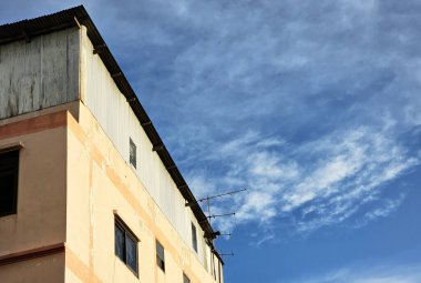 Eski Binanın Üstündeki Genişletilmiş Çinko Odası.