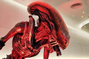 Bangkok, Tayland - 20 Eylül 2024: Alien Model 'i tiyatronun önünde kapatın. Alien ünlü bir bilim kurgu korku ve aksiyon filmidir..