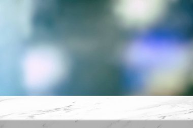 Bulanık Gece Işığı Arkaplanlı Beyaz Mermer Masa, Sunum Arkaplanı, Görüntü ve Moda İçin Uygun.