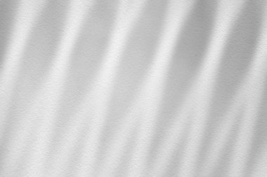 Yüzeyinde Aydınlık Işın ve Gölge olan Beyaz Beton Duvar.