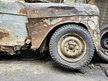 Yolun kenarındaki eski kırık arabayı kapatın..