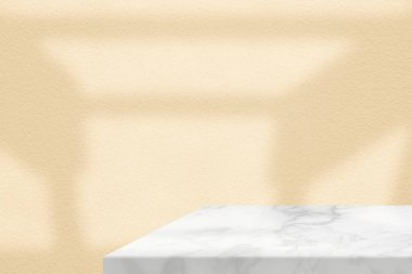 Beyaz Mermer Masa Köşesi Bej Stucco Duvar Doku Arka planı Açık Çatı Gölgesi, Ürün Sunumu, Görünüm ve Moda İçin Uygun.