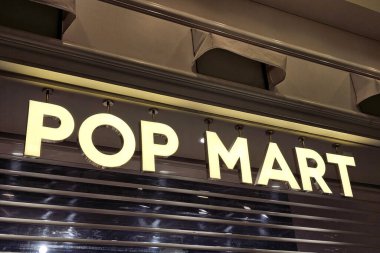 Bangkok, Tayland - 01 Ekim 2024 POP MART tabelası. POP MART, karakter temelli eğlence sektörünün önde gelen oyuncularındandır ve dünya çapındaki tasarımcı oyuncak kültürünün öncüsüdür..