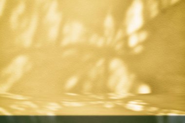 Beton Duvardaki Doğa Gölgesi Altında Altın Stucco Masası Kozmetik Ürün Sunum Arkaplanı, Görünüm ve Moda İçin Uygun.