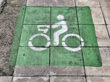 Yoldaki bisiklet tabelası.