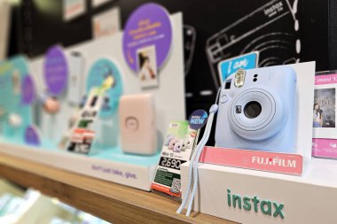 Bangkok, Tayland - 18 Ekim 2024: Instax ekran. Fujifilm 'den tanıtılan anlık bir kamera..