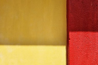 Sarı Beton Duvar ve Aydınlık Işın ve Gölgeli Kırmızı Direk.