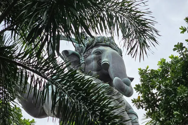Chachoengsao, Tayland - 28 Ekim 2024: Ganesha Park Khlong Khuean 'da büyük bir Ganesha heykeli.