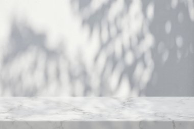 Kum Duvarı Doku Arkaplanında Yapraklı Mermer Masa, Ürün Sunum Arkaplanı, Görünüm ve Moda İçin Uygun.