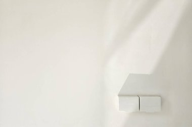 Duvarında ışık huzmesi olan Beyaz Kapalı Güç Fişi Yeni Odada.