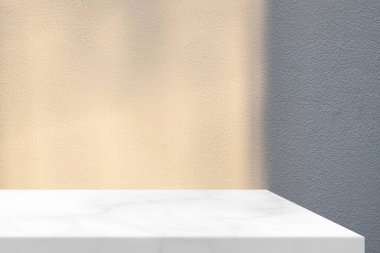 Mermer Masa Arkaplanlı Doğal Sabah Işığı Odası, Ürün Sunumu, Görünüm ve Moda İçin Uygun.