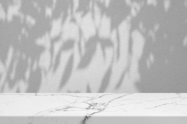 Beton Duvarda Ağaç Gölgesi Arkaplanda Beyaz Mermer Masa, Ürün Sunum Arkaplanı, Görünüm ve Moda İçin Uygun.