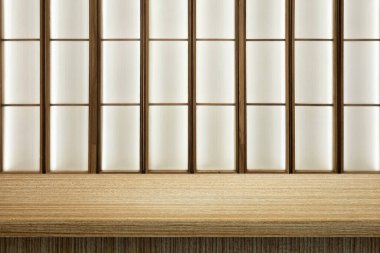 Japon Tarzı Ahşap Masa ve Cam Duvar Arkaplanı, Ürün Sunum Arkaplanı, Görünüm ve Moda İçin Uygun.