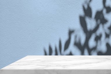 Mavi Beton Duvarda Işık Işını, Gölge ve Spotlight ile Minimum Mermer Masa Köşesi, Ürün Sunum Arkaplanı, Görünüm ve Moda İçin Uygun.