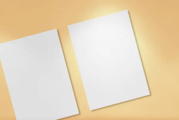 Açık Altın Arkaplan Üzerine Beyaz A4 Belgeleri.