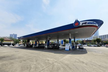 Bangkok, Tayland - 23 Ocak 2025 PTT istasyonu tabelası. PTT İstasyonu, PTT Petrol ve Perakende Şirketi tarafından işletilen bir benzin istasyonudur..
