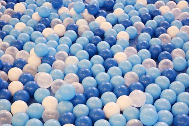 Havuzda Renkli Plastik Mavi Taşaklar.