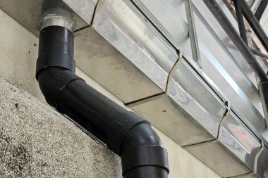 Siyah PVC Downspout Borusu Metal Oluk Sistemi 'ne Bağlandı.