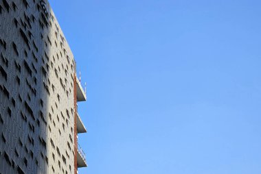 Mavi Gökyüzü Arkaplanlı Minimal İnşaat.