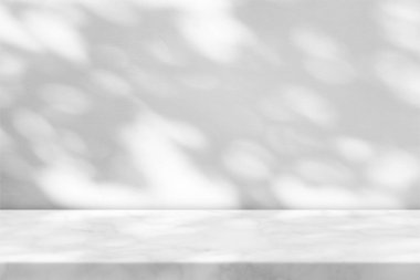 Beton Duvarda Ağaç Gölgesi ile Beyaz Mermer Masa Arka plan, Ürün Sunum Arkaplanı, Görünüm ve Moda İçin Uygun.