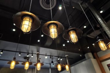 Cafe Tavanda asılı eski Lambalar.