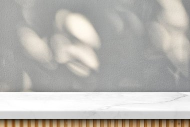 Stucco Wall Doku Arkaplanı 'nda Doğal Işık ve Bokeh ile Boş Japandi Mermer Masası Sunum Arkaplanı, Görüntü ve Moda İçin Uygun.