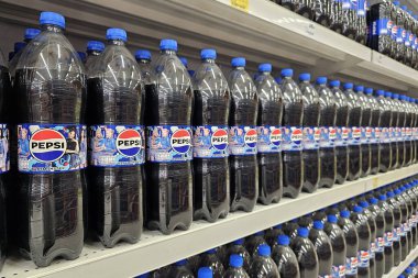 Bangkok, Tayland - 15 Şubat 2025: Pepsi süpermarkette rafta. Pepsi, PepsiCo tarafından üretilen kola aromalı karbonatlı bir meşrubattır..