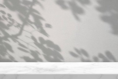 Beton Duvarda Ağaç Gölgesi olan Boş Mermer Masa Arka planı, Ürün Sunumu, Görünüm ve Moda İçin Uygun.